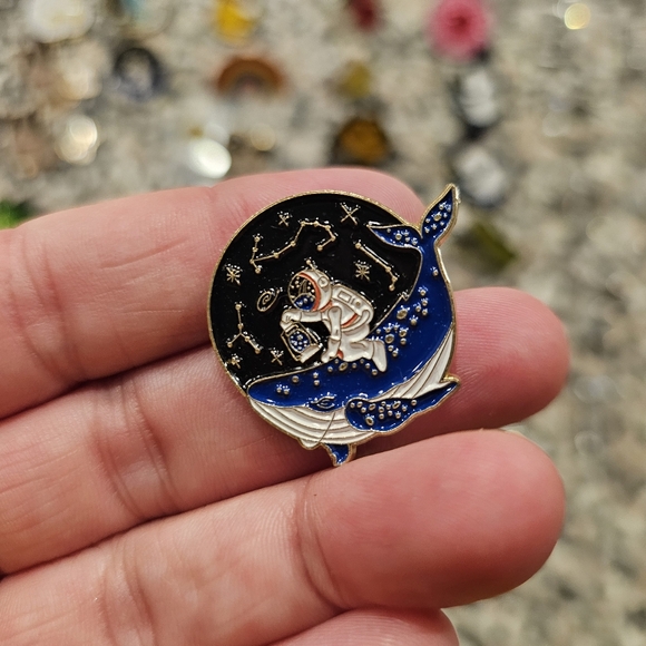 Lot of 47 pins and rubber backings. Assorted styles. - Picture 13 of 16